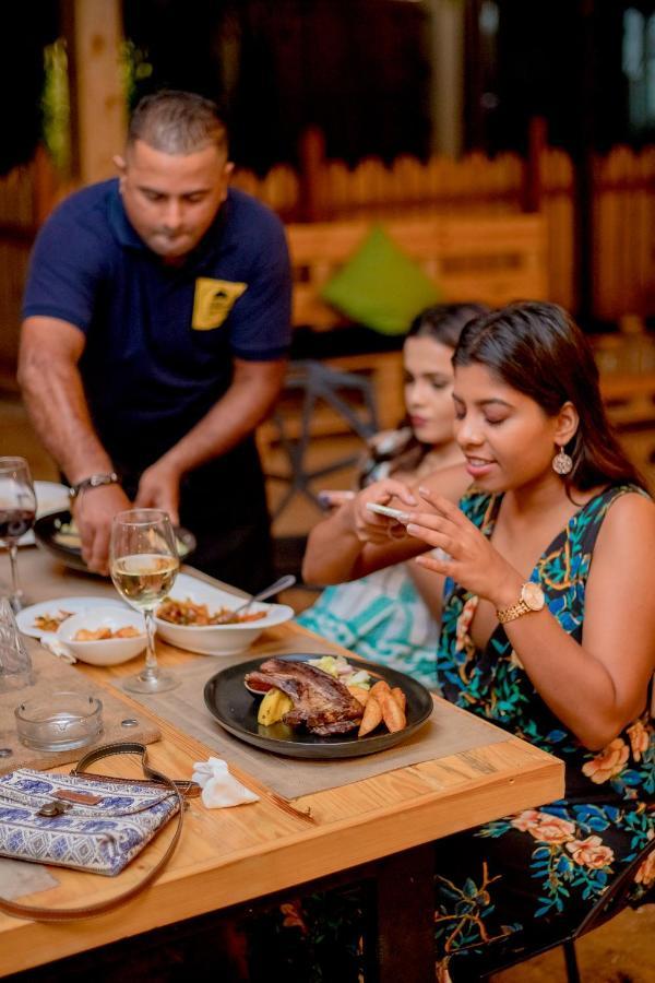 Tuk Tuk Boutique Hotel Negombo Esterno foto